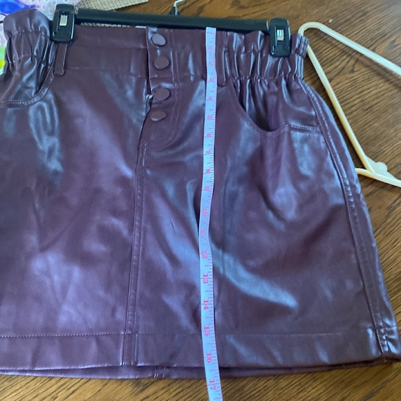 Zara burgundy skirt, size medium. Looks like leather, but not. NWT - Picture 4 of 6
